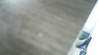 大神潜入酒店女厕全景偷拍4位上班摸鱼的美女职员 躲在里面抽烟玩手机