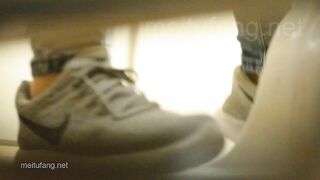 TW街头小吃店一路跟踪偷拍多位美女❤️各种极品美鲍鱼完美展示11