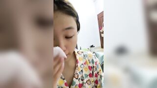 新品福利，鄰家妹清純反差大學生【粉嫩嫩少女】裸舞，噴尿，道具狂插流白漿，相當誘人