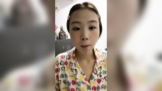 新品福利，鄰家妹清純反差大學生【粉嫩嫩少女】裸舞，噴尿，道具狂插流白漿，相當誘人