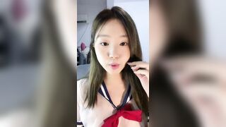 新品福利，鄰家妹清純反差大學生【粉嫩嫩少女】裸舞，噴尿，道具狂插流白漿，相當誘人