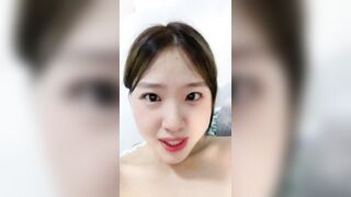 新品福利，鄰家妹清純反差大學生【粉嫩嫩少女】裸舞，噴尿，道具狂插流白漿，相當誘人1