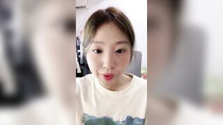 新品福利，鄰家妹清純反差大學生【粉嫩嫩少女】裸舞，噴尿，道具狂插流白漿，相當誘人2