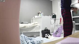 邪恶的房东暗藏摄像头 偷拍身材丰满的少妇洗澡嘘嘘