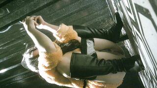 酒吧女厕全景偷拍皮靴美女刚修剪过B毛的嫩鲍鱼 好想尝一尝什么味道