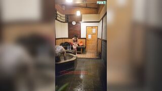 大神潜入高档洗浴中心情侣套间 偷窥纹身哥帮极品少妇抠鲍鱼洗BB顺带打一炮