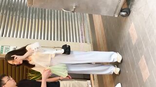 大神一路跟踪偷拍气质少妇 还是一个无毛的小嫩鲍鱼