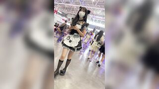 【KFC】女仆裝COSER獨自逛街等人·短絲襪白色内内身材不錯