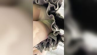 【KFC】女仆裝COSER獨自逛街等人·短絲襪白色内内身材不錯