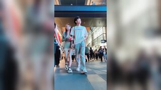 大神晚上步行街尾随CD偷拍 绿色包臀裙美女和男友逛街，白色窄内露毛