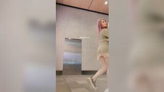 大神晚上步行街尾随CD偷拍 绿色包臀裙美女和男友逛街，白色窄内露毛