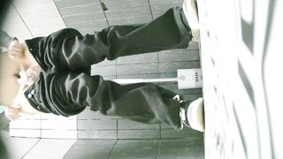 大神潜入学校餐厅女厕全景偷拍 几位漂亮学妹的各种小鲍鱼001