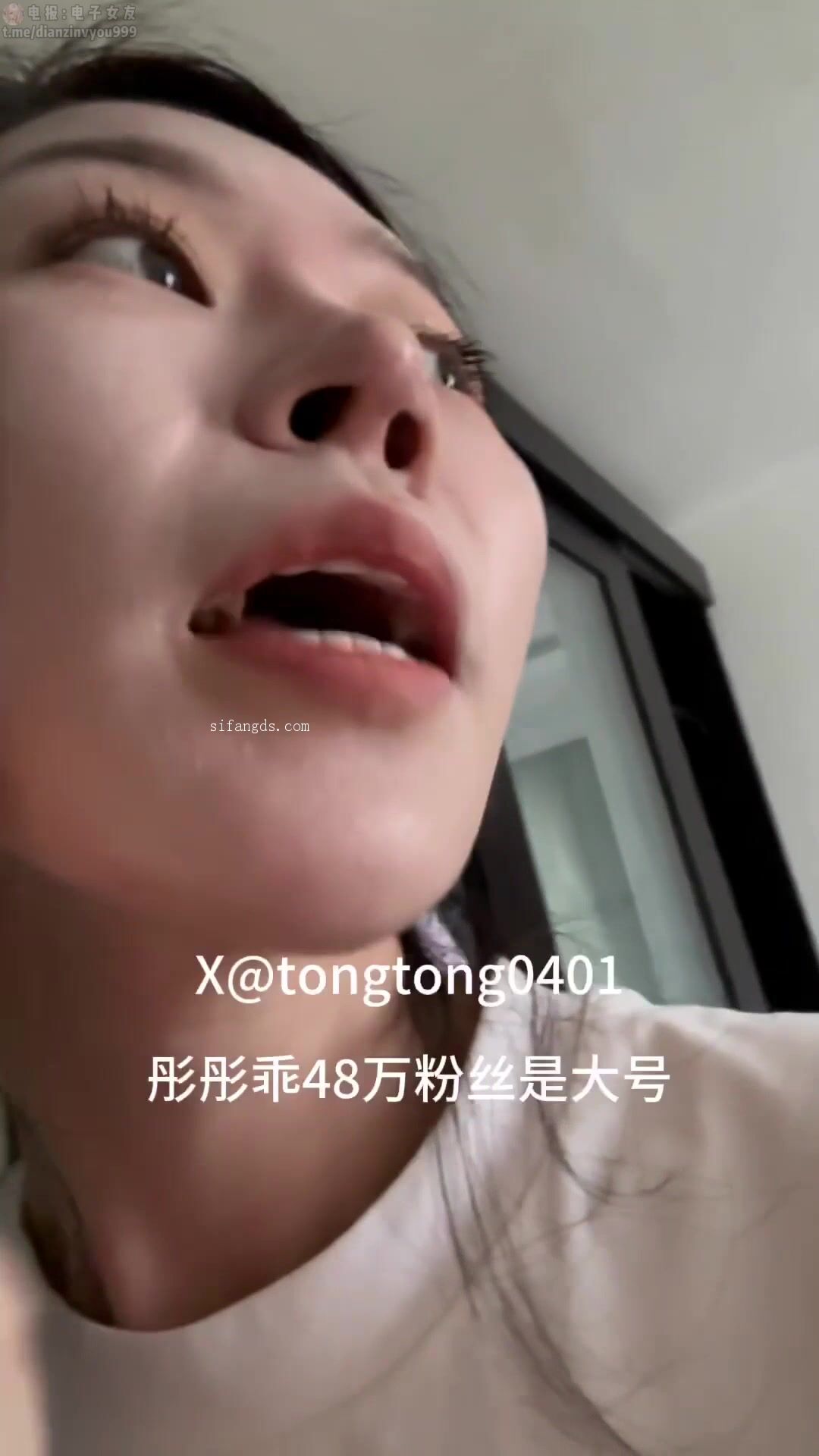 X 著名网红 骚母狗 彤彤乖 镂空逛游戏厅 户外露出