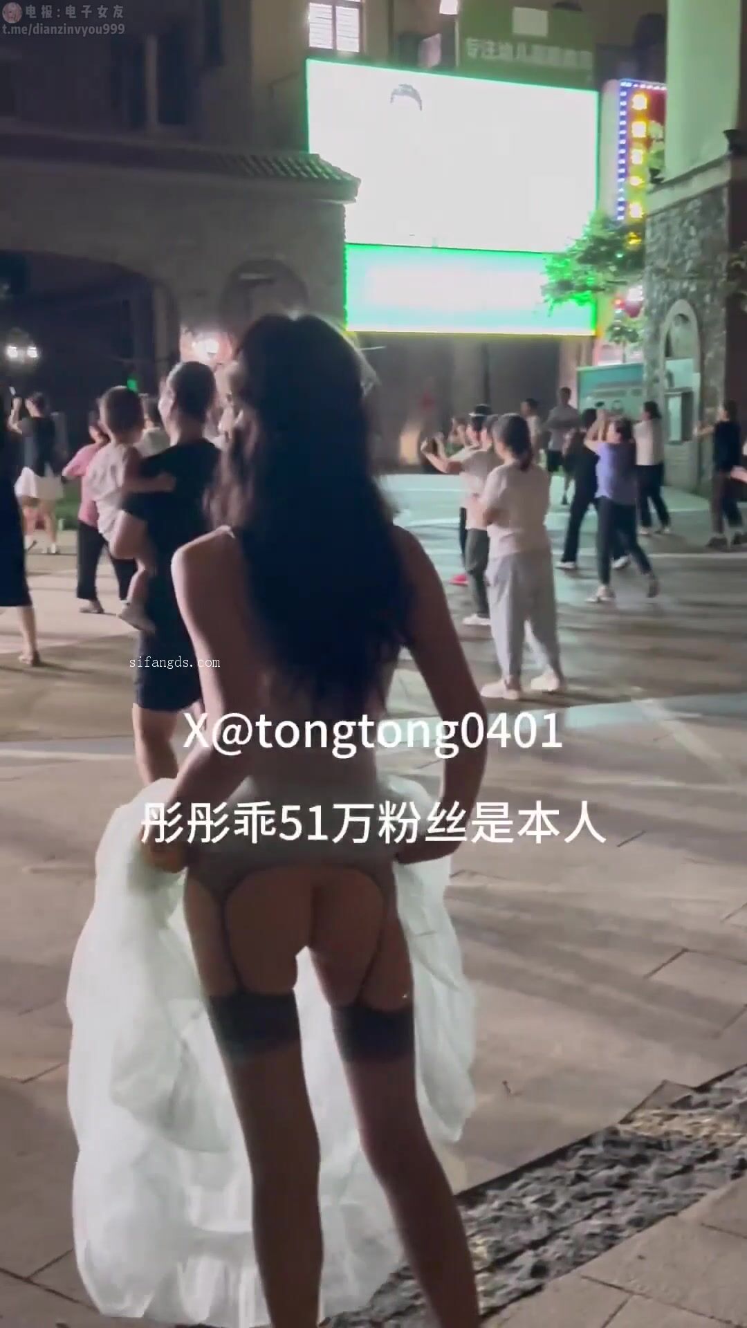 X 著名网红 骚母狗 彤彤乖 镂空逛游戏厅 户外露出06
