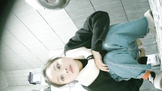 大神潜入学校餐厅女厕全景偷拍 几位漂亮学妹的各种小鲍鱼9