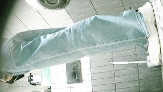 大神潜入学校餐厅女厕全景偷拍 几位漂亮学妹的各种小鲍鱼9