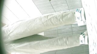 大神潜入学校餐厅女厕全景偷拍 几位漂亮学妹的各种小鲍鱼08