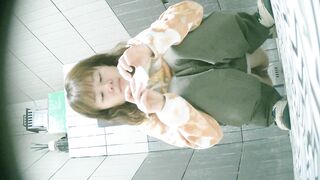 大神潜入学校餐厅女厕全景偷拍 几位漂亮学妹的各种小鲍鱼08