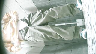 大神潜入学校餐厅女厕全景偷拍 几位漂亮学妹的各种小鲍鱼08