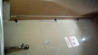 10月流出酒吧女厕全景偷拍 非常敬业的小姐姐脚受伤了还坚持上班夹紧双腿撒尿