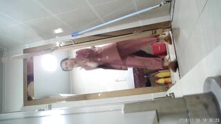 某电子厂厕拍高清无水印版 这绝对是厕拍界的天花板了 角度和清晰度没得说 女主都是挑选过的 颜值都在线②1