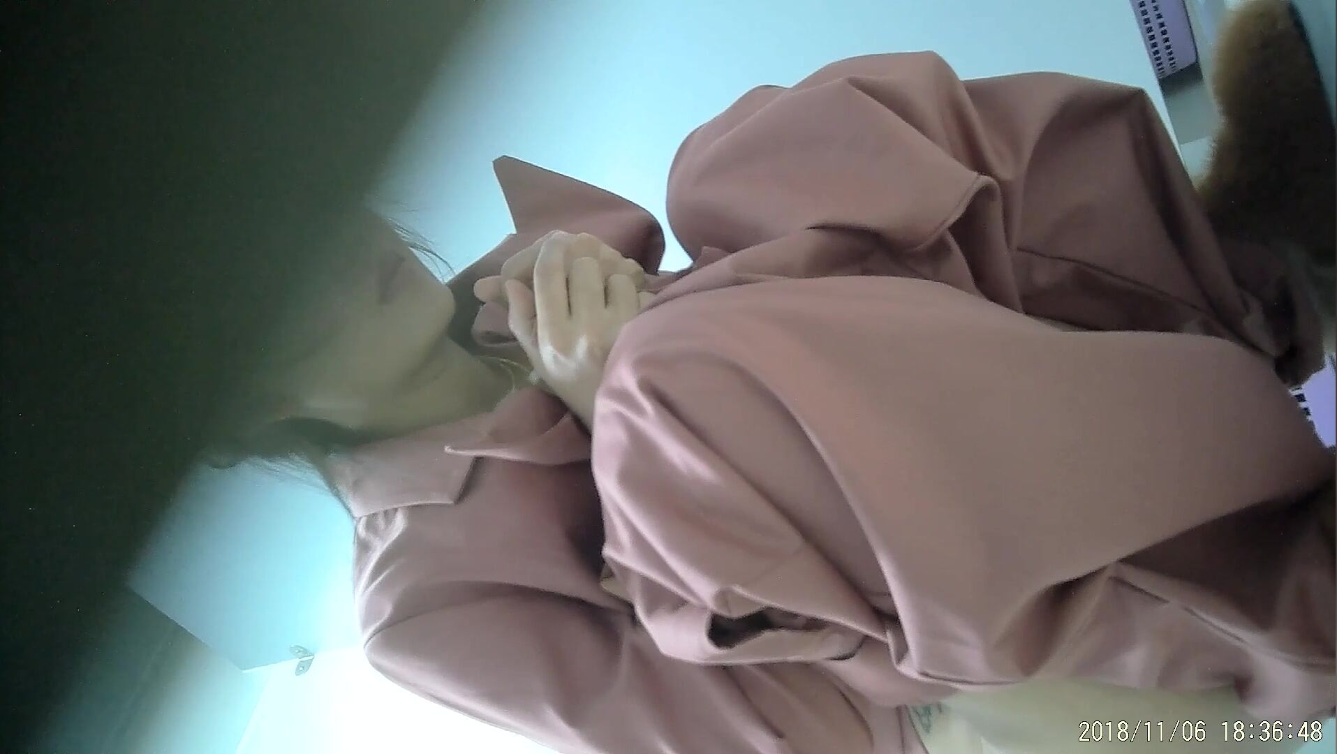 某电子厂厕拍高清无水印版 这绝对是厕拍界的天花板了 角度和清晰度没得说 女主都是挑选过的 颜值都在线②1