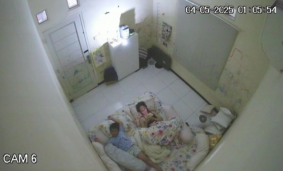 黑客破解家庭网络摄像头偷拍 极品夫妻 的日常性生活每次啪啪都需要道具插逼自慰热身再开干