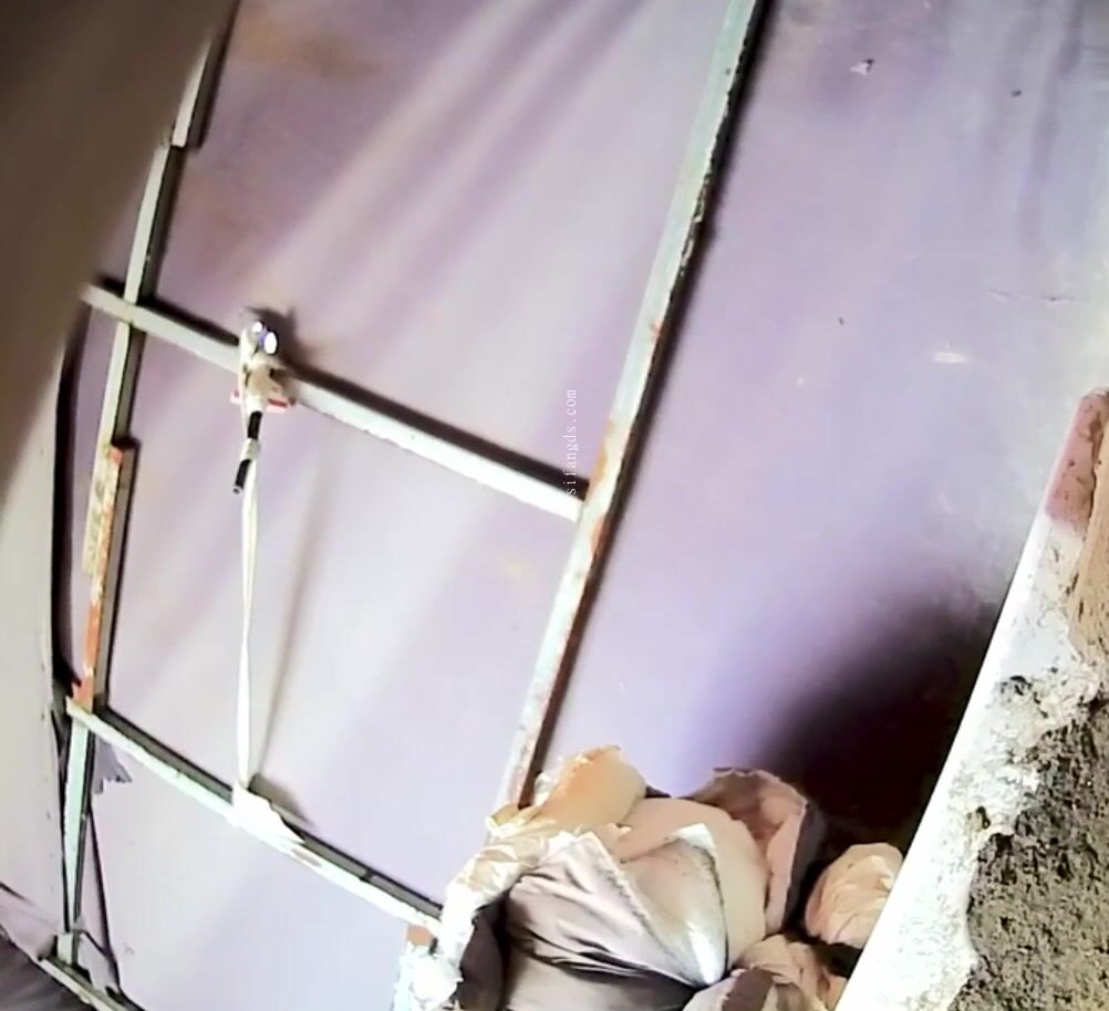 -大神悄悄溜进大排档简易女厕 近距离观察几位极品少妇的小黑鲍