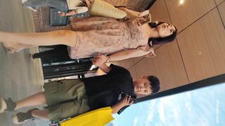 -大神尾随偷拍 粉色印花连衣裙少妇和儿子逛街屁股半透明内内 店内抄底长筒靴白色短裙美女抄底薄丝靴子欣赏美腿