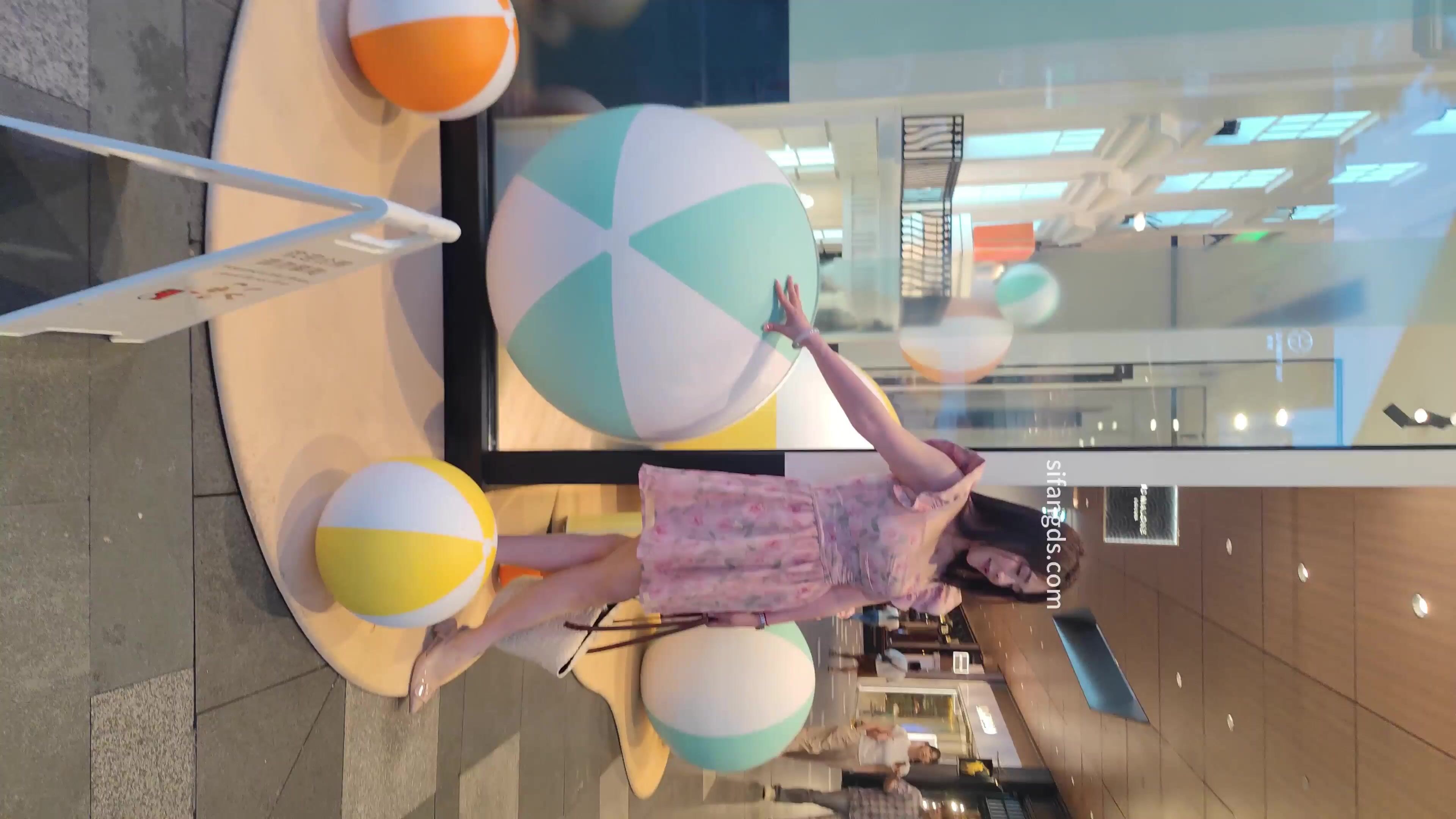 -大神尾随偷拍 粉色印花连衣裙少妇和儿子逛街屁股半透明内内 店内抄底长筒靴白色短裙美女抄底薄丝靴子欣赏美腿