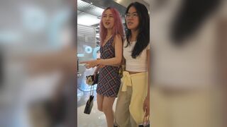 粉色长发花裙小姐姐 服装店被抄底花纹纸内裤