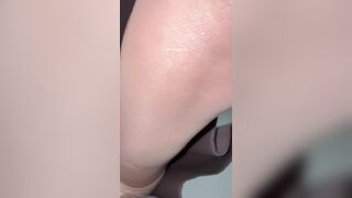 近距离抄底 美女财务光腿亮丝淡黄N.