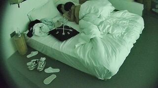 大学城 10-17 条纹衣服美女的胸又大又挺 躺下都那么明显的饱满 但男人似乎没找到亮点 就知道操逼