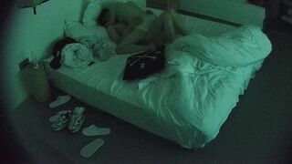 大学城 10-17 条纹衣服美女的胸又大又挺 躺下都那么明显的饱满 但男人似乎没找到亮点 就知道操逼