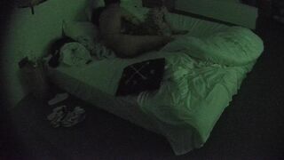 大学城 10-17 条纹衣服美女的胸又大又挺 躺下都那么明显的饱满 但男人似乎没找到亮点 就知道操逼