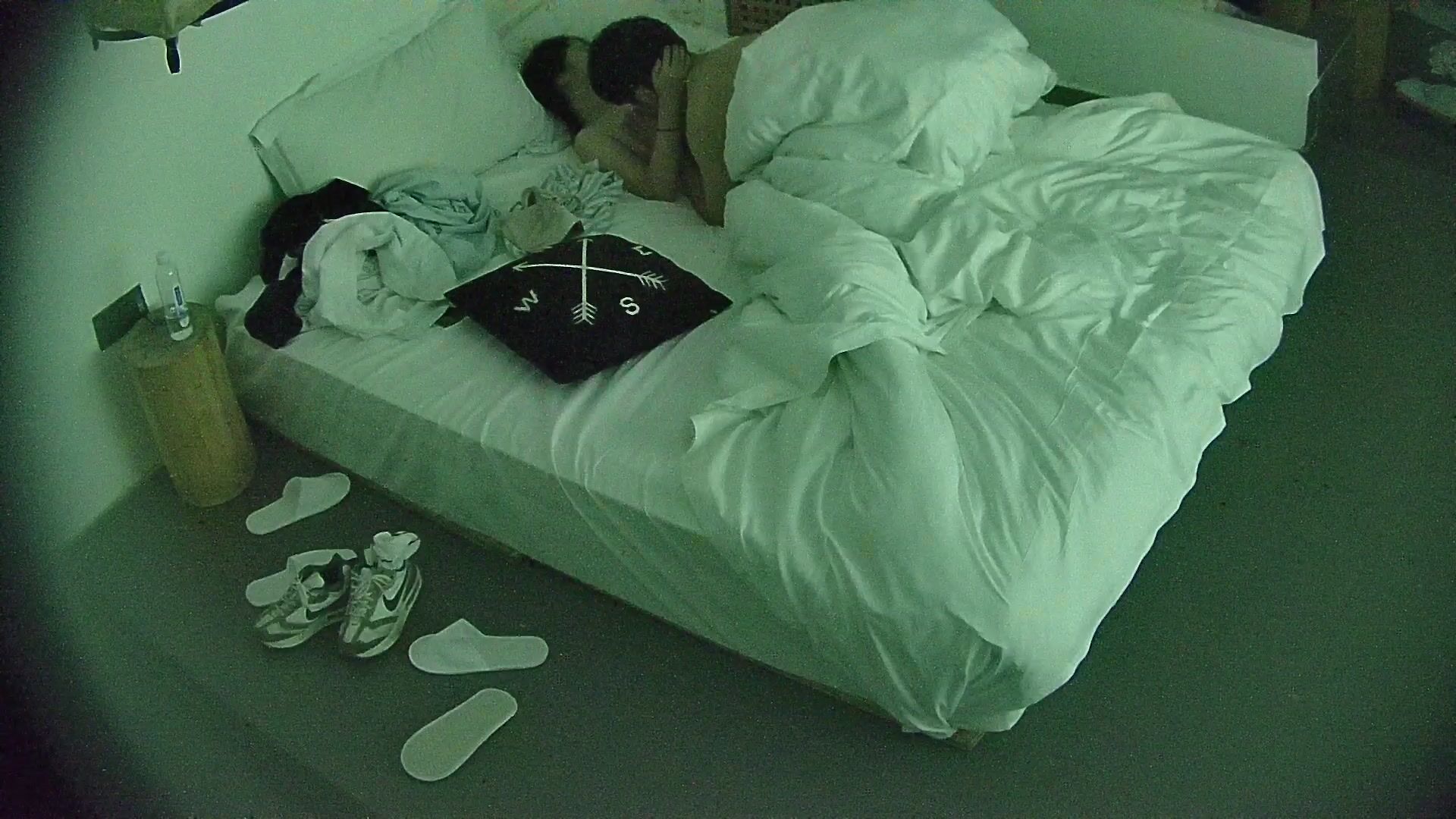 大学城 10-17 条纹衣服美女的胸又大又挺 躺下都那么明显的饱满 但男人似乎没找到亮点 就知道操逼