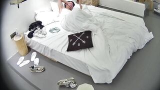 大学城 10-17 条纹衣服美女的胸又大又挺 躺下都那么明显的饱满 但男人似乎没找到亮点 就知道操逼0