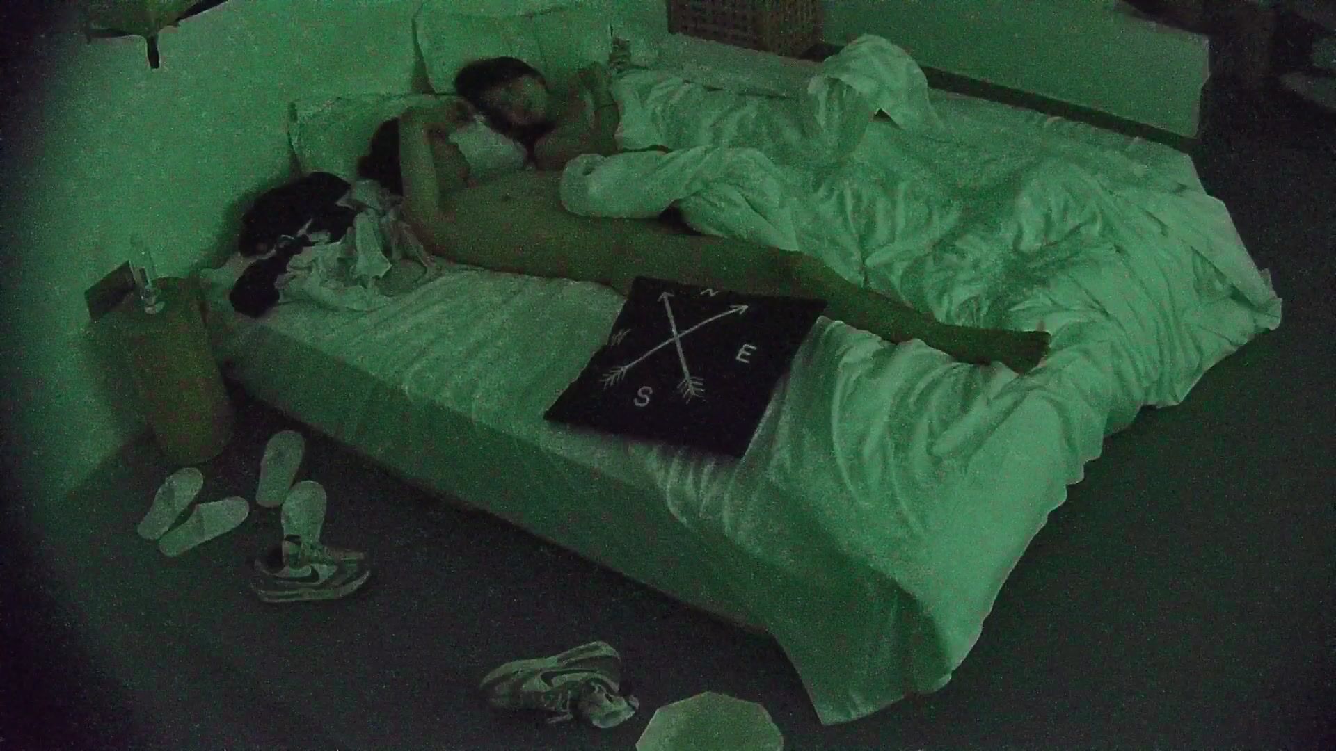 大学城 10-17 条纹衣服美女的胸又大又挺 躺下都那么明显的饱满 但男人似乎没找到亮点 就知道操逼0