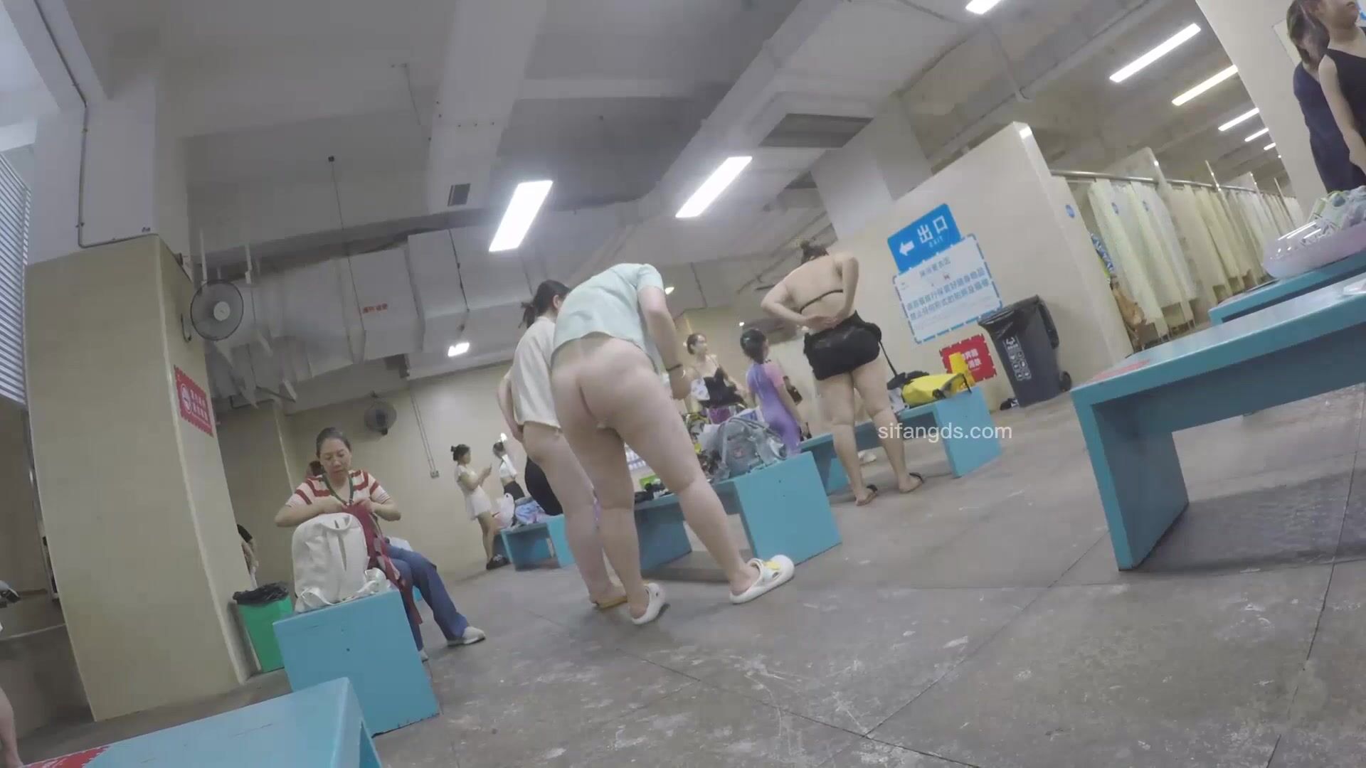 九月流出女偷拍客包包藏设备 潜入水上乐园大厅更衣室偷拍女泳客更换泳衣