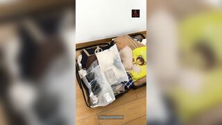 2025年10月最新，【套路大学生拍照】，大二清纯学生妹，兼职1000一小时模特，粉穴水好多，超清画质，微露脸1