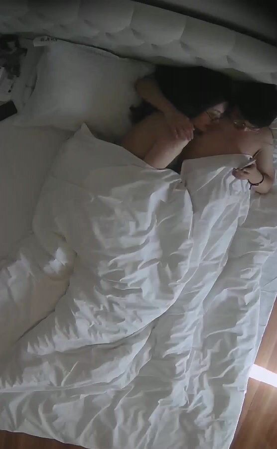 酒店摄像头破解小胖哥酒店约炮身材丰满的美女同事换上情趣内衣 可惜鸡巴不顶用没几下就不行了