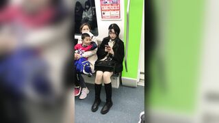 推荐 抄底颜值嫩妹【肉丝短裙小卷毛】人靓腿直，受不了啦，用手拉开裙子开闪光灯拍内裤，原档无水