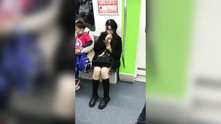 推荐 抄底颜值嫩妹【肉丝短裙小卷毛】人靓腿直，受不了啦，用手拉开裙子开闪光灯拍内裤，原档无水