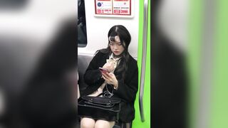 推荐 抄底颜值嫩妹【肉丝短裙小卷毛】人靓腿直，受不了啦，用手拉开裙子开闪光灯拍内裤，原档无水