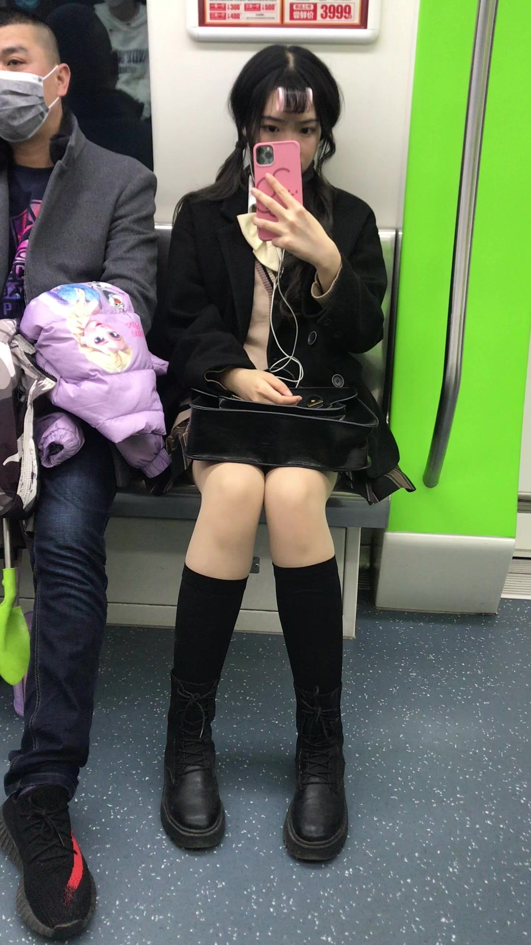 推荐 抄底颜值嫩妹【肉丝短裙小卷毛】人靓腿直，受不了啦，用手拉开裙子开闪光灯拍内裤，原档无水1