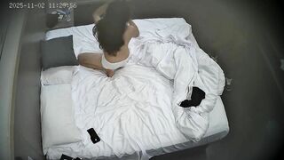 酒店偷拍 11-2 小伙子牛逼 女友身上不知是有皮肤病还是性病 上半身光洁白皙 腿上看了简直硬不起来1