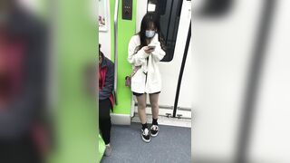 推荐 抄底颜值嫩妹【灰丝齐逼短裙】跟出地铁直接开灯拍，似乎被发现了，妹子刻意躲避