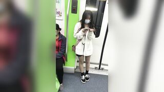 推荐 抄底颜值嫩妹【灰丝齐逼短裙】跟出地铁直接开灯拍，似乎被发现了，妹子刻意躲避