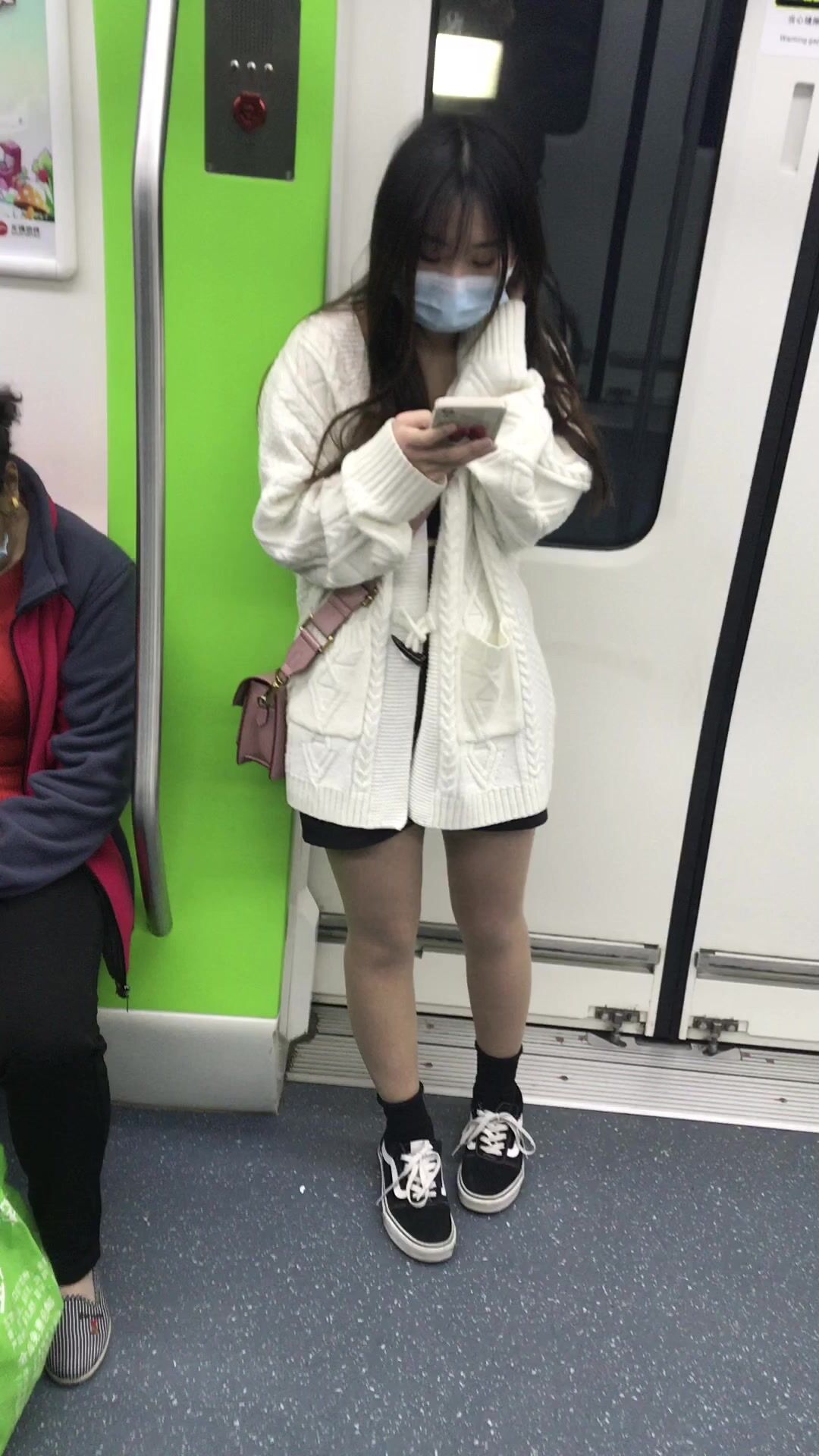 推荐 抄底颜值嫩妹【灰丝齐逼短裙】跟出地铁直接开灯拍，似乎被发现了，妹子刻意躲避