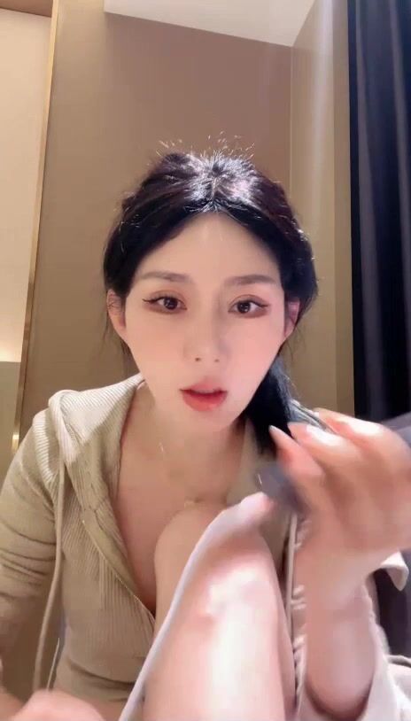 推荐 骚少妇【喵喵小野猫】女探花开车送逼上门钓鱼男探花，没业务的时候道具自慰，掰逼展示给狼友打飞机0